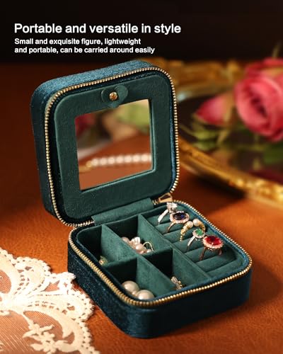 Travel Jewelry Box, Small Velvet Jewelry Organizer for Women - color: Green