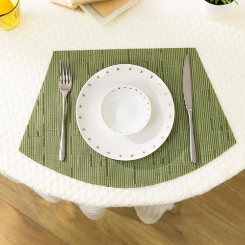 SHACOS Small Round Table Placemats Set of 5 Woven Vinyl Wedge Placemats with Centerpiece Round Table Mats Heat Resistant Wipe Clean (5, Green) - color: Green