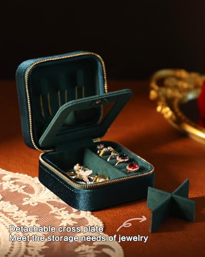 Travel Jewelry Box, Small Velvet Jewelry Organizer for Women - color: Green