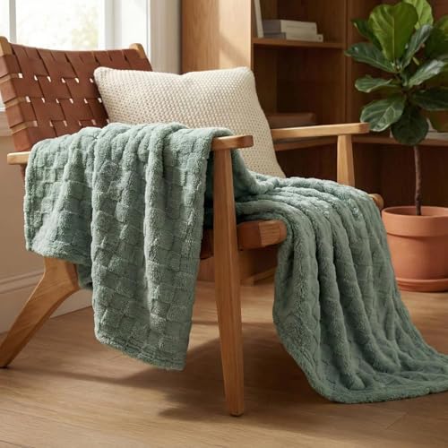 Americanflat 60x80 Jacquard Fleece Throw Blanket - Soft and Breathable Throw Blanket for Couch, Bed, Chair - Fleece Blankets Perfect for Home, Bedroom, or Outdoor Use - Checkered Design in Green - color: Green, size: 60x80, style: Checkered